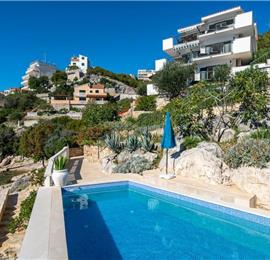 2 Bedroom Apartment with Shared Pool in Uvala Ljubljeva nr Trogir, Sleeps 4-5